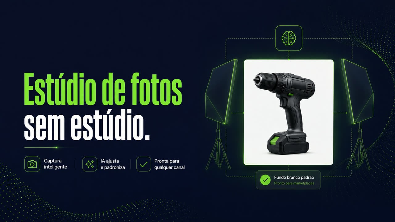 Tela do Estúdio de Fotos IA com a frase "Estúdio de fotos sem estúdio", uma parafusadeira em fundo branco iluminada por dois softboxes desenhados em wireframe verde, e o selo "Fundo branco padrão — pronto para marketplaces".
