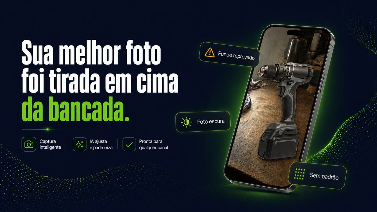 Tela do Estúdio de Fotos IA com a frase "Sua melhor foto foi tirada em cima da bancada" e um celular mostrando a foto amadora de uma parafusadeira numa bancada de madeira, cercada pelos alertas "Fundo reprovado", "Foto escura" e "Sem padrão". Abaixo, os selos Captura inteligente, IA ajusta e padroniza e Pronta para qualquer canal.